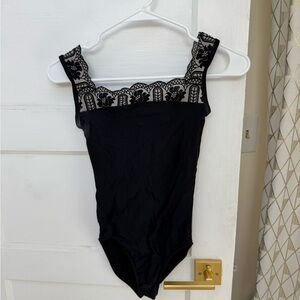 Wear moi women’s Arletty square neck lace leotard size XS